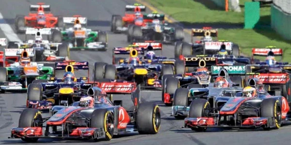 Maşinile McLaren au pornit de pe prima linie a grilei de start, Button trecând imediat la şefia cursei