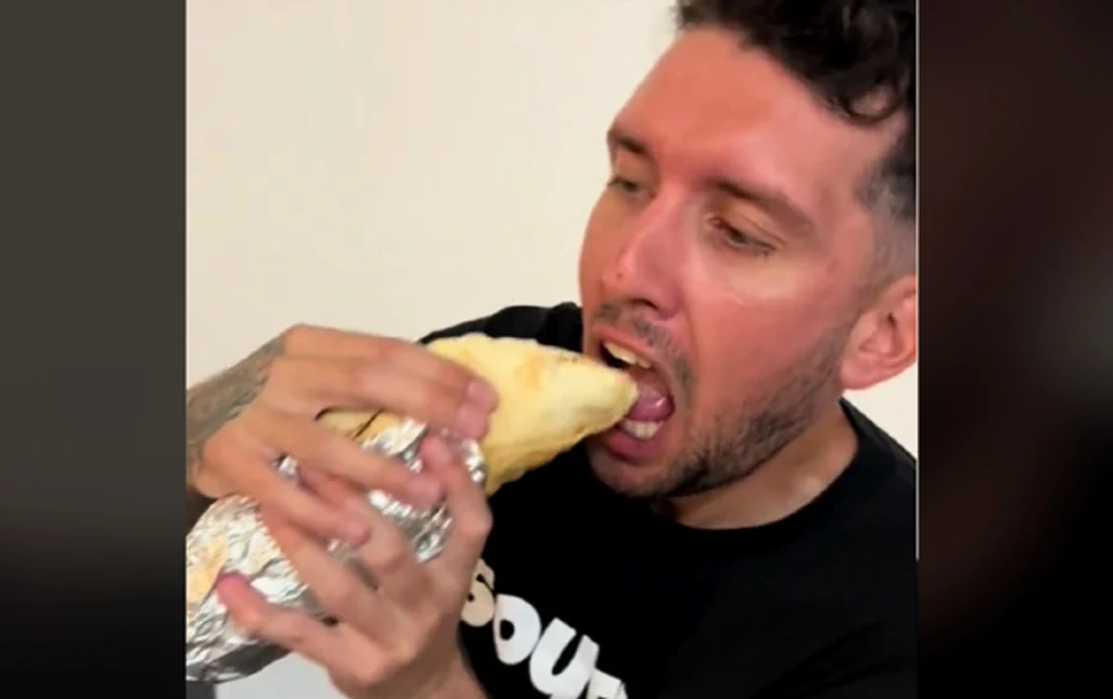 Momentul în care britanicul gustă din shaorma FOTO captură video Tik Tok