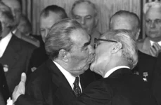 Sărutul dintre doi lideri politici care a şocat întreaga lume! «Dumnezeu să mă ajute să supravieţuiesc acestei iubiri mortale» jpeg