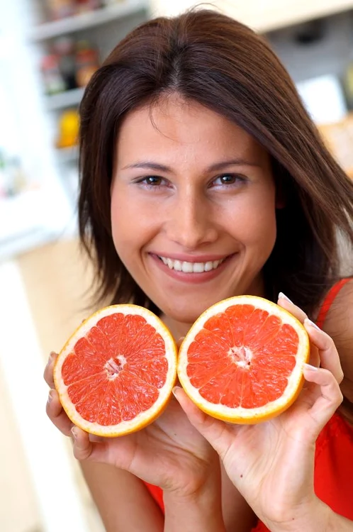 
    Grapefruit-ul conţine multe vitamine, minerale şi nutrienţi care ajută organismul să elimine toxinele şi grăsimea acumulată în timp   