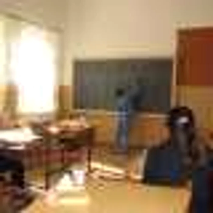 Două învăţătoare se ceartă pe un singur post