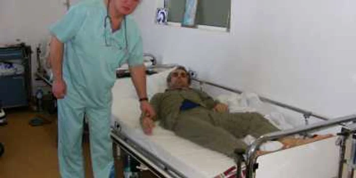 Medicul Dorel Nicolescu alături de un pacient