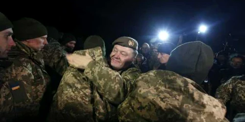 Presedintele ucrainean Petro Porosenko intampinand prizonieri eliberati la inceputul lui 2018 FOTO AFP