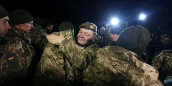 Presedintele ucrainean Petro Porosenko intampinand prizonieri eliberati la inceputul lui 2018 FOTO AFP