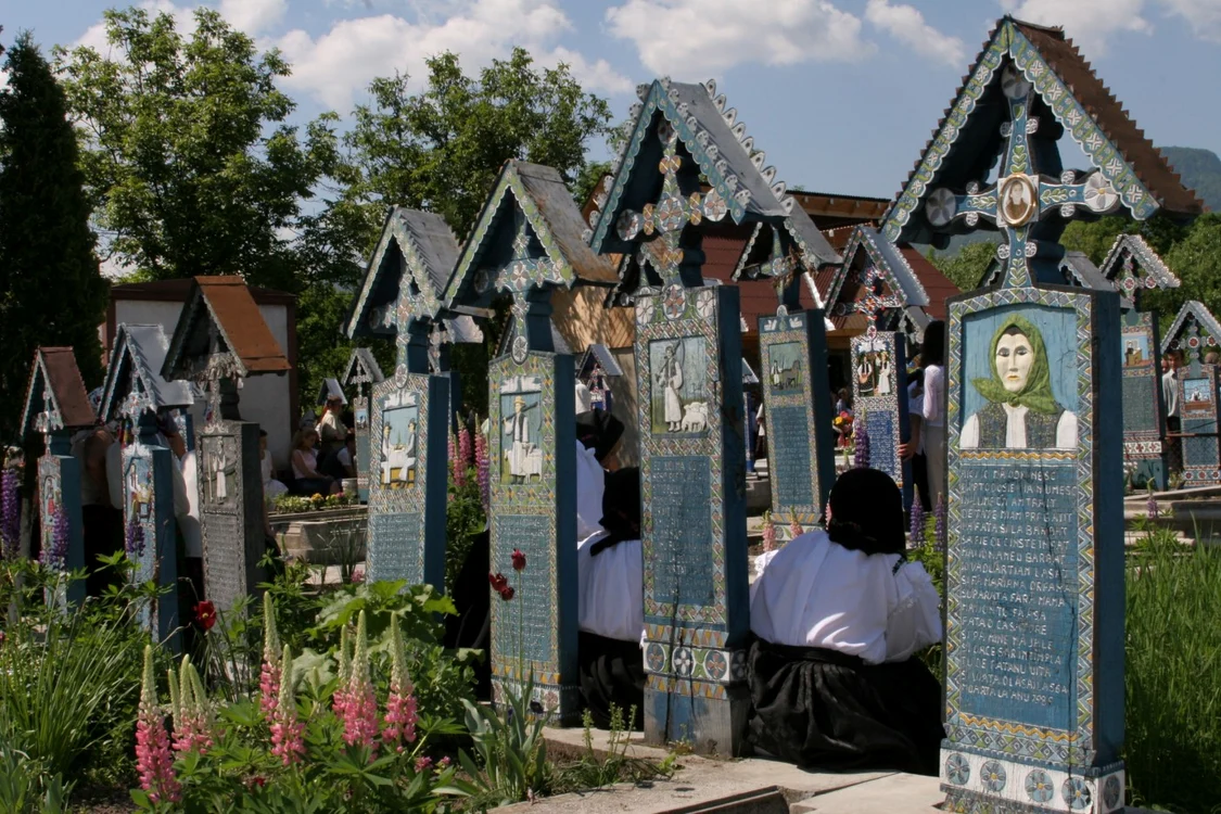 Cimitirul Vesel se află în localitatea Săpânţa