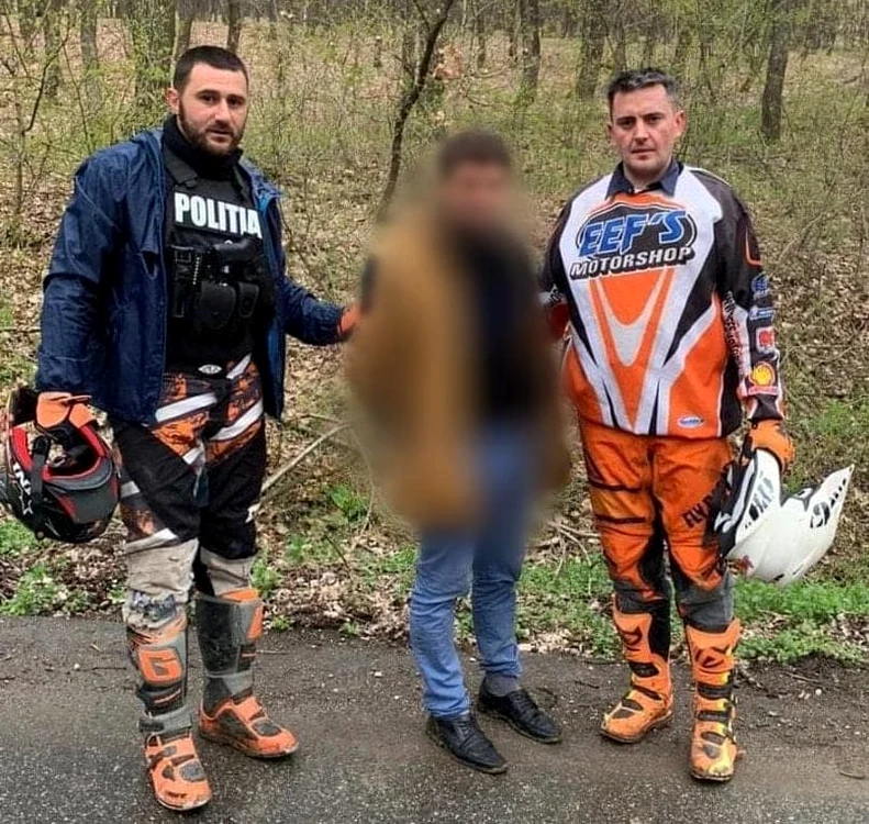 
    Doi polițiști l-au prins pe bărbat după o urmărire dificilă prin pădure Sursă foto: MAI  