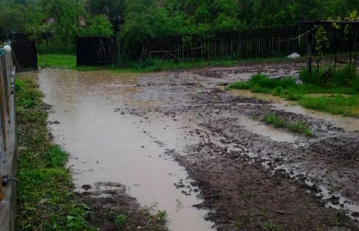Mai multe judeţe din ţară sunt avectate de ploi şi inundaţii FOTO Corina Macavei