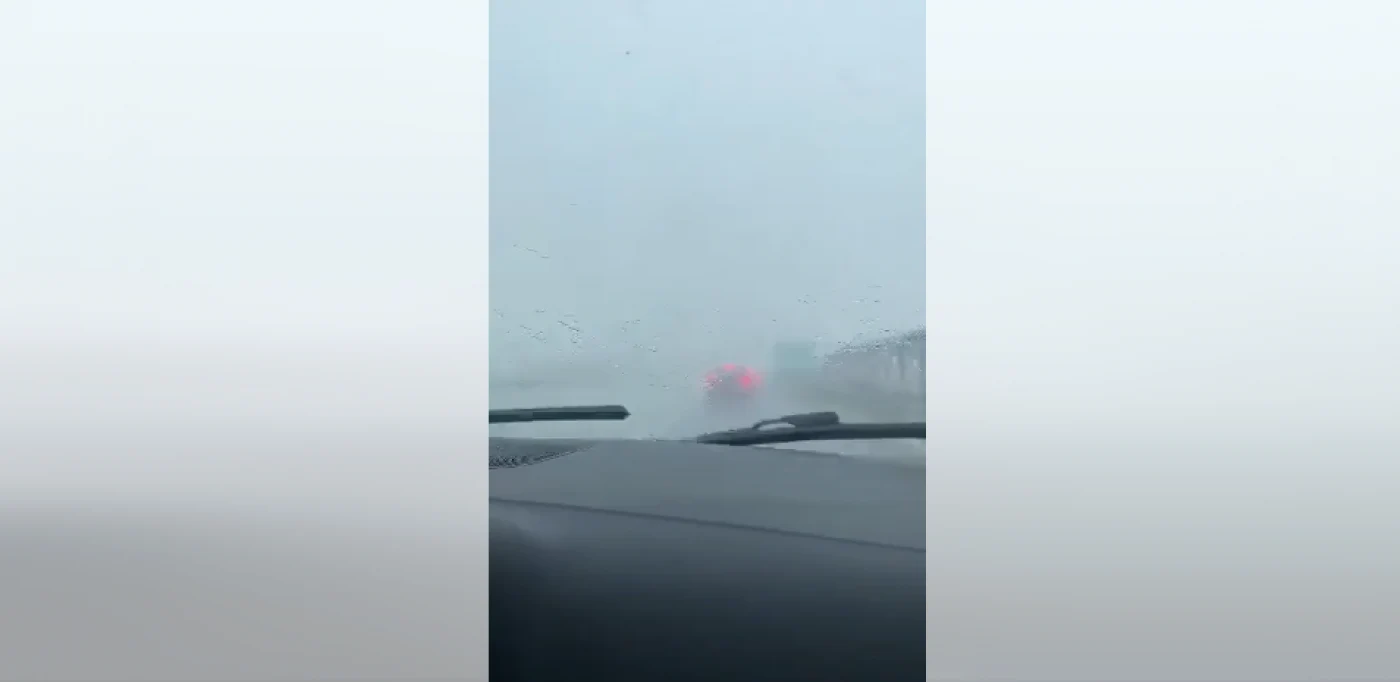 O rupere de nori a afectat circulaţia pe autostrada A3 şi a inundat mai multe curţi în Prahova FOTO captura video