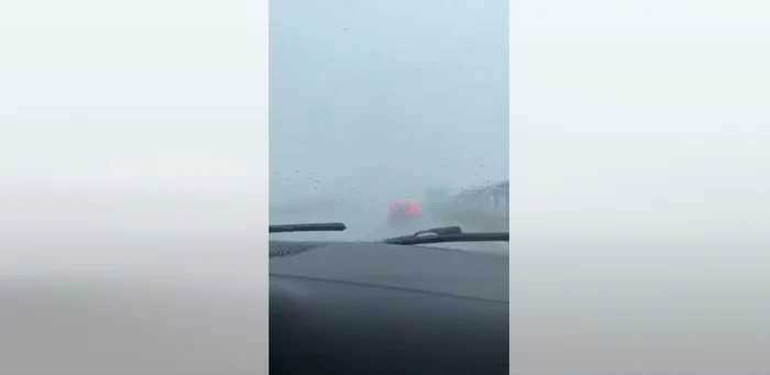 O rupere de nori a afectat circulaţia pe autostrada A3 şi a inundat mai multe curţi în Prahova FOTO captura video