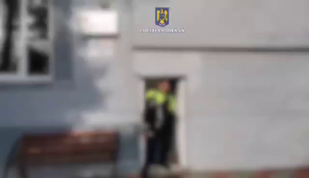Bărbat reținut după ce și-a dat foc la casă. Au ars două camere și acoperișul VIDEO 