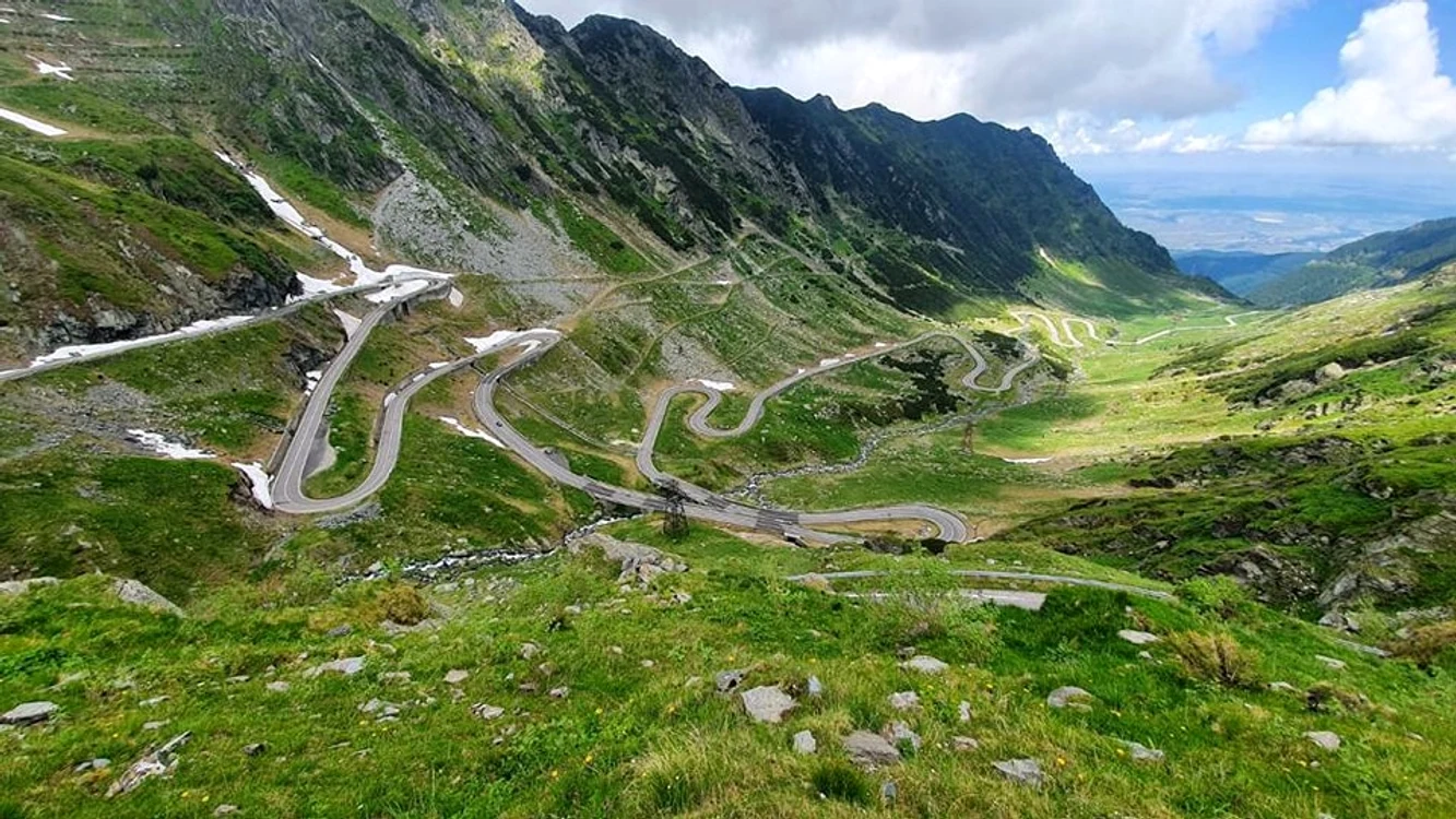Trei milioane de tone de rocă au fost dislocate pentru Transfăgărășan