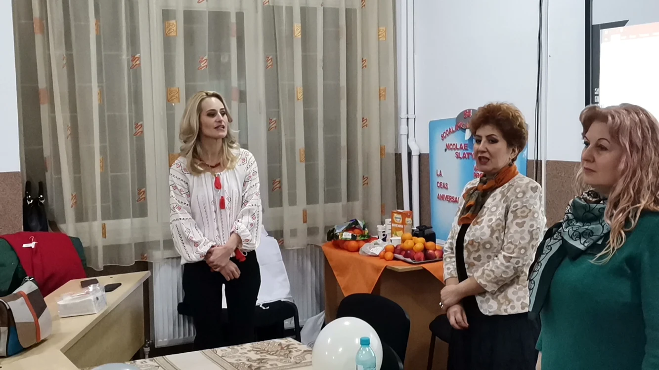 Medicul Patricia Bădoi (stânga) îi sprijină pe refugiați de la venirea lor în Slatina FOTO: A.M.