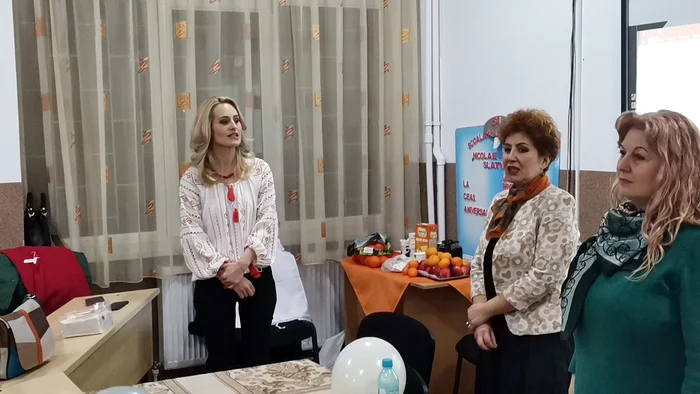 Medicul Patricia Bădoi (stânga) îi sprijină pe refugiați de la venirea lor în Slatina FOTO: A.M.