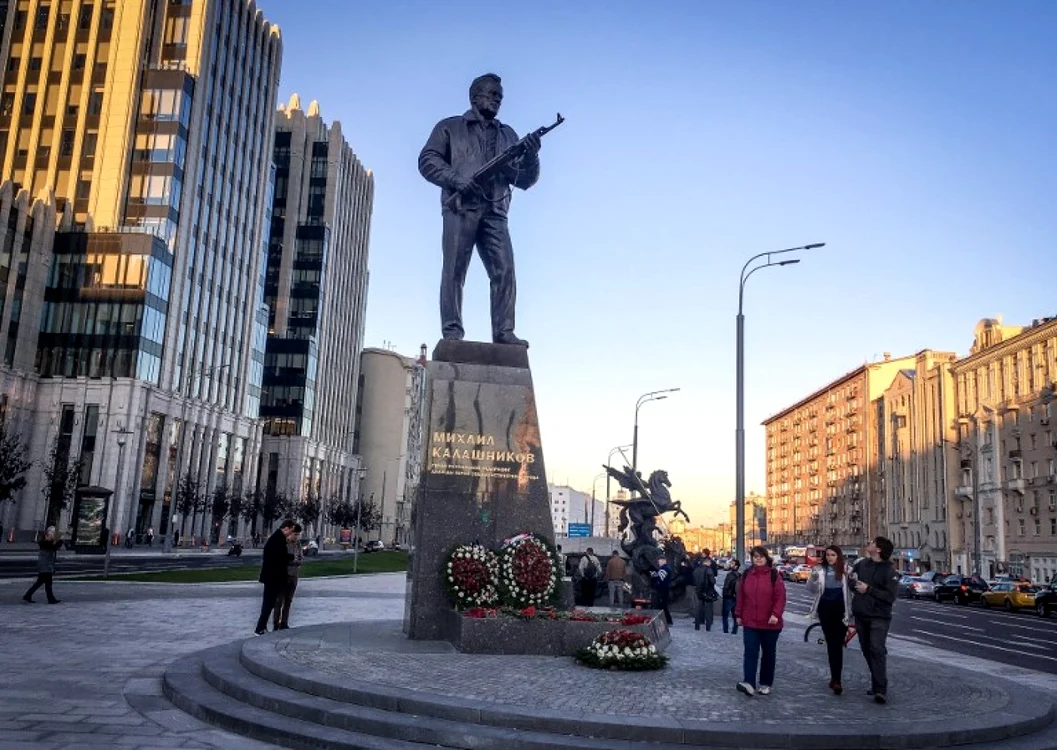Statuia inginerului sovietic Mihail Kalaşnikov, inventatorul legendarei puşti de asalt cu acelaşi nume,  inaugurată la Moscova FOTO AFP