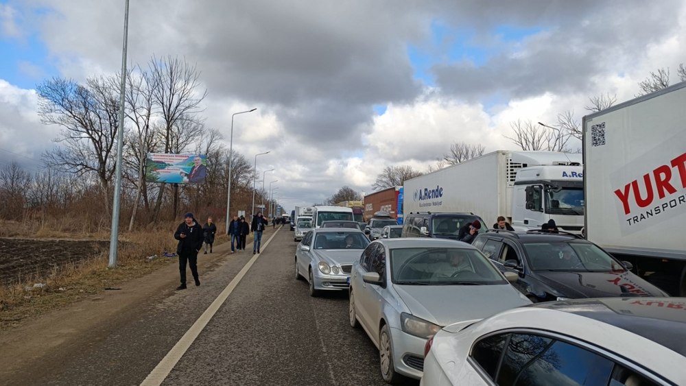 Un șofer de TIR turc, beat și nervos, a atacat cu cuțitul un polițist de frontieră în vama Siret