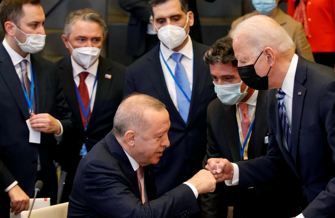 Erdogan salutându-se cu Biden la summitul NATO de la Bruxelles FOTO EPA-EFE