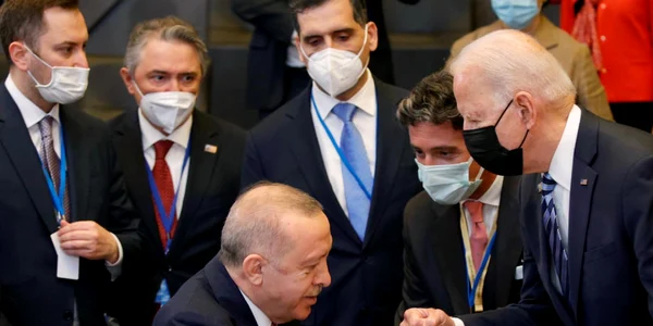 Erdogan salutandu-se cu Biden la summitul NATO de la Bruxelles FOTO EPA-EFE
