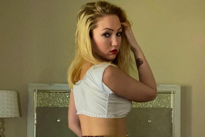 Sammie este o menajeră ce face curățenie topless (foto: Instagram)