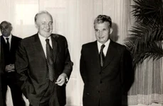 Nicolae Ceuşescu, primit la Debreţin de Janos Kadar, prim secretar al C.C. al P.M.S. Ungar, la 15 iunie 1977 (© „Fototeca online a comunismului românesc”, cota: 112/1977)