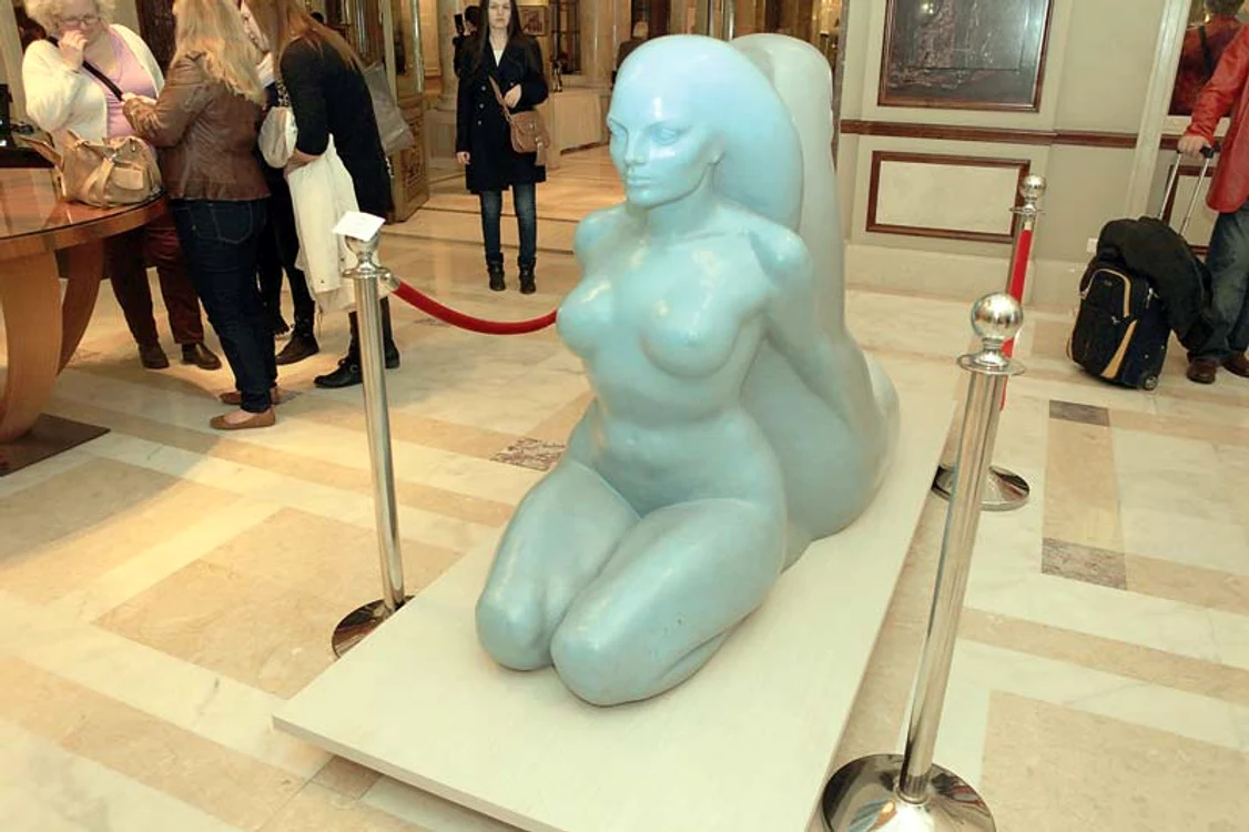 Sculptura “Echilibru” (dimensiune: 1,27 × 1,89 m) 