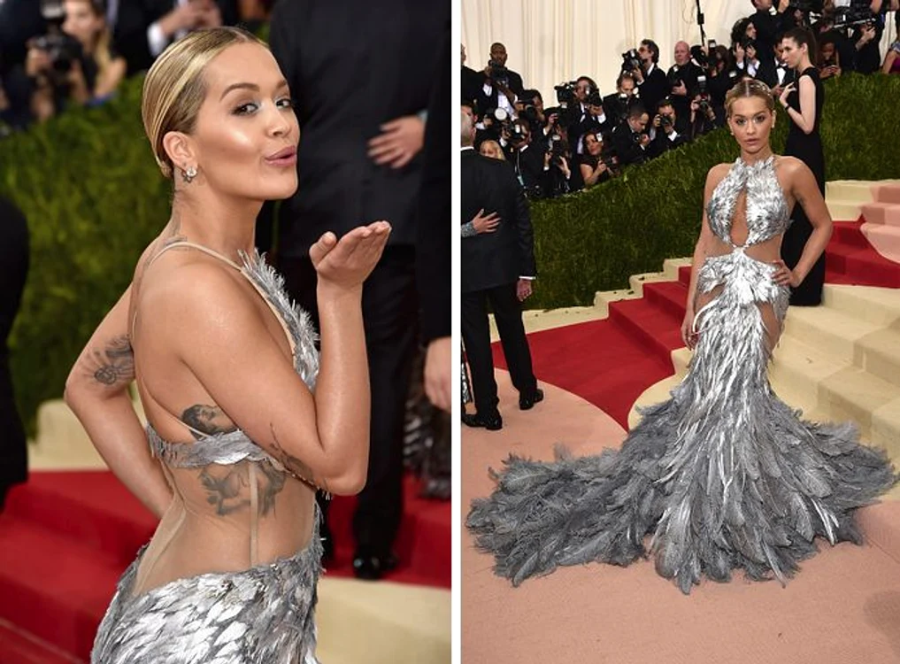 Rita Ora a uimit într-o ținută metalică cu pene creată de Vera Wang