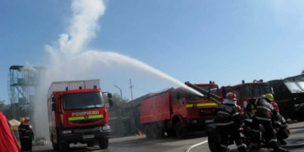 Pompierii au luptat cu flăcările azi noapte