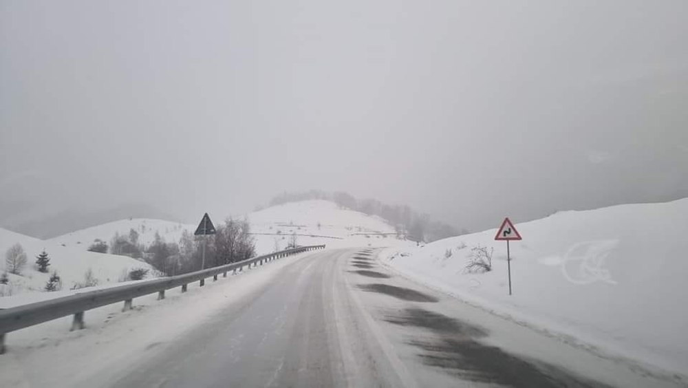 A nins în zona montană Rânca. Drumarii au intervenit cu utilajele pe DN 67C