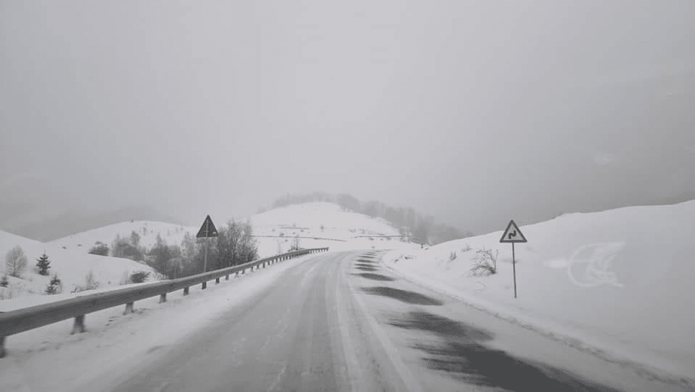 Cum a vrut să urce un tânăr șofer cu mașina la Rânca - FOTO 