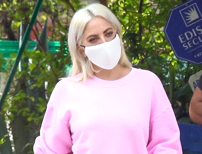Lady Gaga, nu ai uitat ceva acasă când te-ai îmbrăcat în grabă?