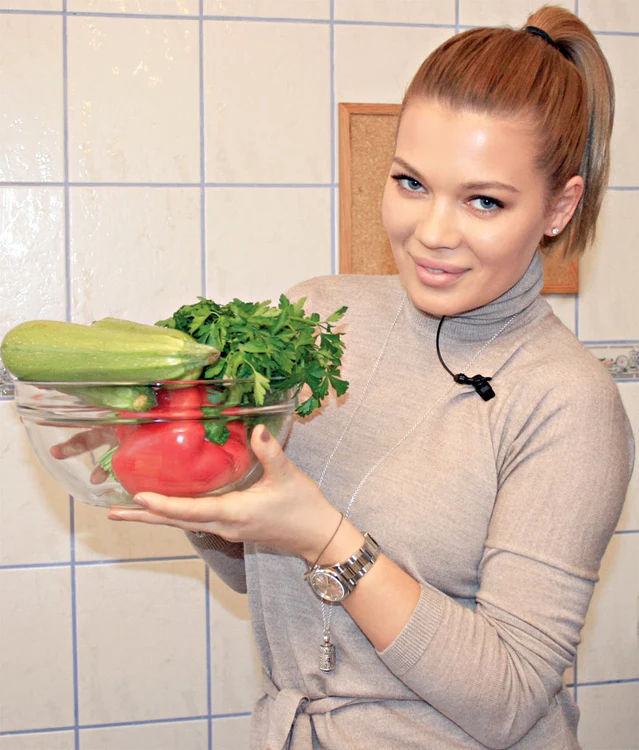 
    Gina ştie să gătească de la salate,  supe, până la mâncăruri „grele” (Fotografii: Prima TV)  