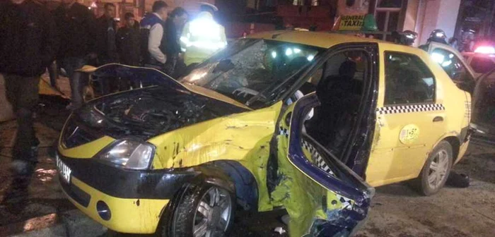 Taxiul s-a răsturnat după impact. Şoferul şi pasagerul au fost răniţi grav. FOTO A.M.S