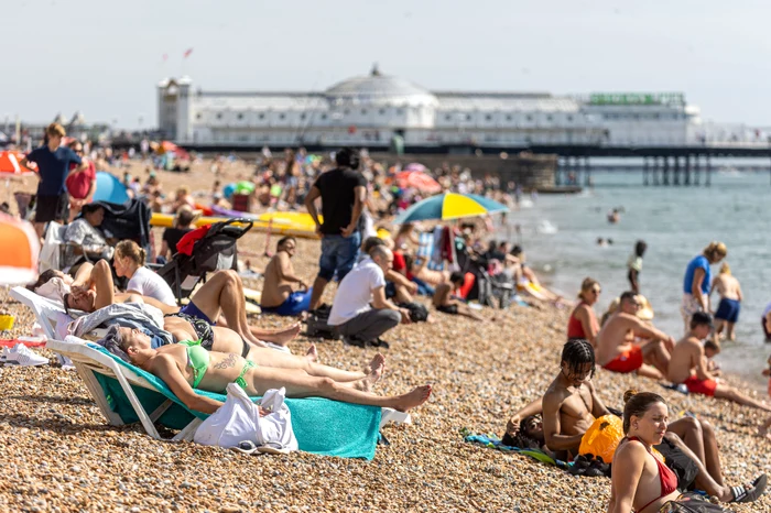 Britanici la plajă în septembrie 2023