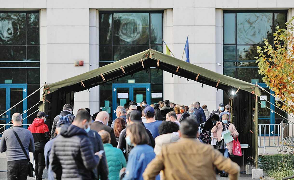 Oamenii au stat pe scaune, până le-a venit rândul la cabinet