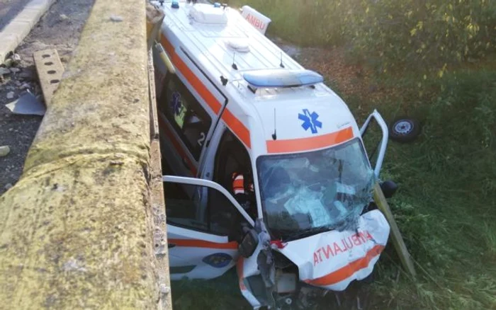 Ambulanța a fost împinsă de pe carosabil în urma accidentuluiFoto: adevărul