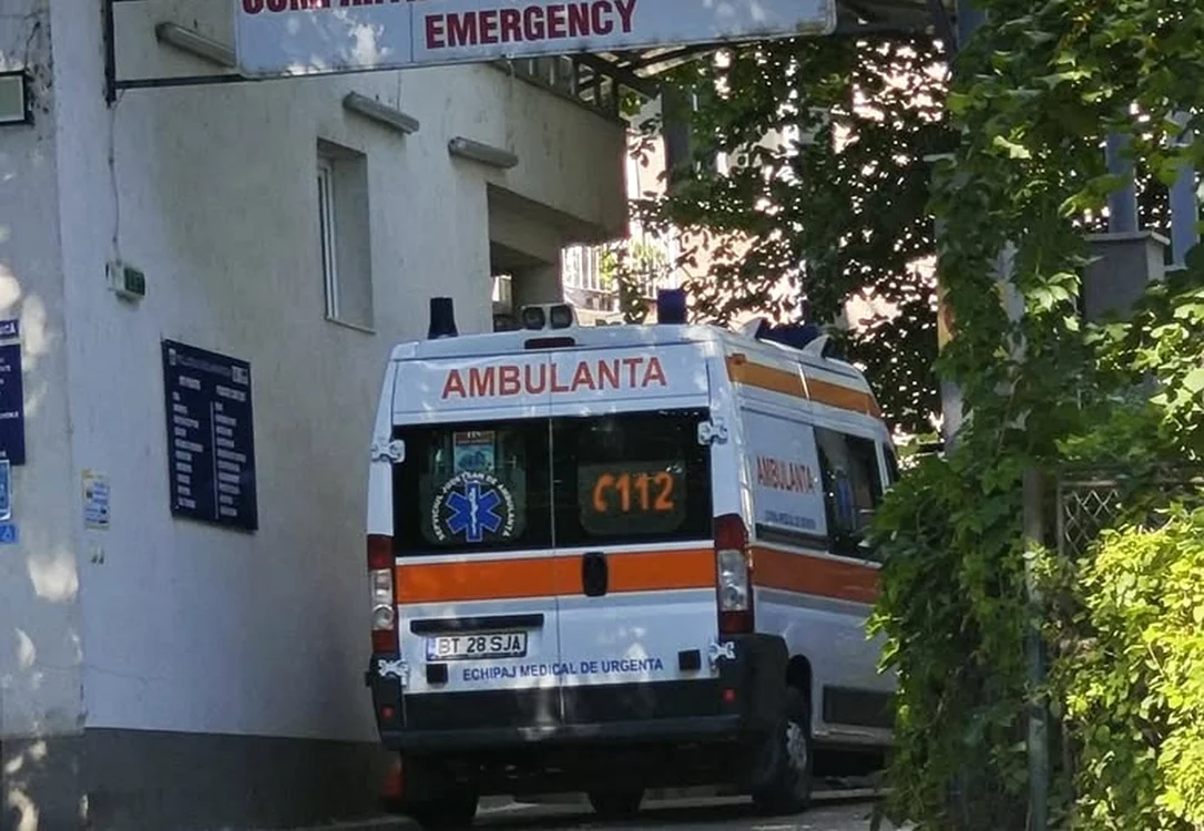 Cei doi elevi au fost transportaţi la spital cu traumatisme minore. FOTO: Botoşăneanul