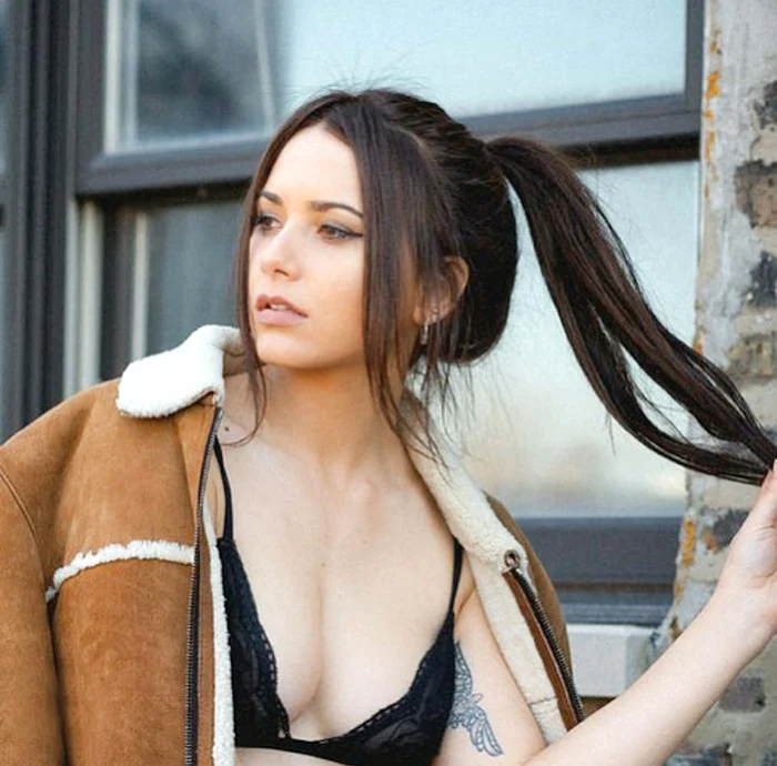 Olivia Reyes este din Chicago, unde a devenit cunoscută atât ca fotomodel, cât și ca solistă