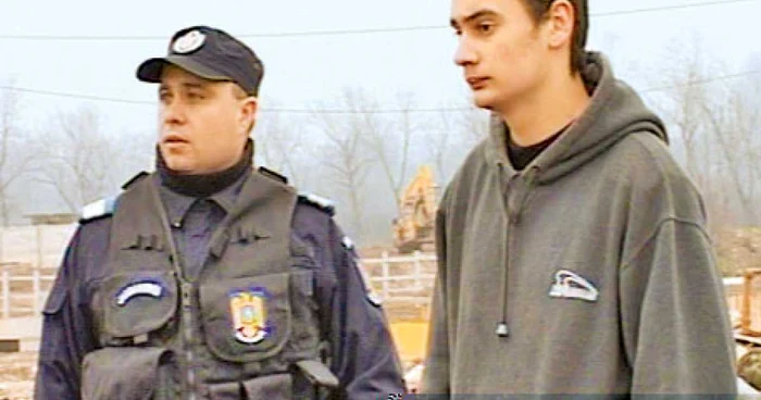 Ionuţ Savin, a doua zi după crimă, la groapa de gunoi unde a aruncat cuţitul cu care şi-a ucis mama
