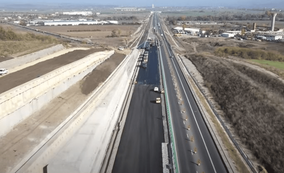 Ultimul asfalt turnat pe autostrada A10, la 8 ani de la deschiderea șantierului. Zona Oiejdea, aproape finalizată VIDEO