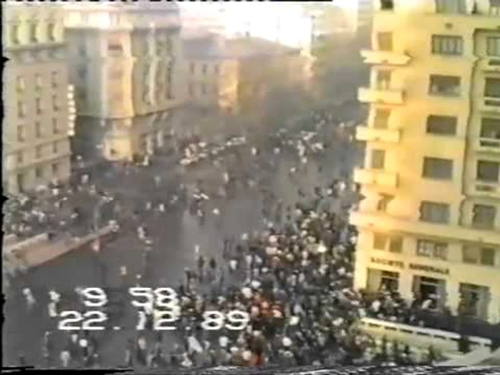 
    În 22 decembrie 1989, în centrul Capitalei manifestau împotriva lui Ceaușescu sute de mii de persoane  