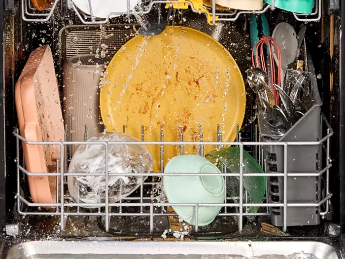 Vase murdare spălate într-o mașină de spălat vase Sursă Whirlpool jpg