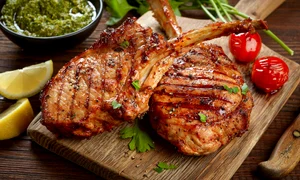 Cotlet de vitel cu sos verde  Sursa foto shutterstock 671734936 jpg