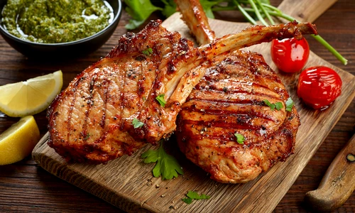 Cotlet de vitel cu sos verde  Sursa foto shutterstock 671734936 jpg