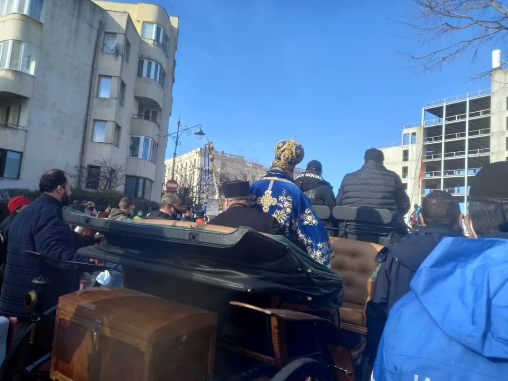 Teodosie ţinut în braţe de un preot FOTO M.I. 