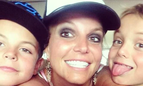 Cheeeese! Britney Spears ist uebergluecklich Zeit mit ihren beiden Soehnen Jayden James Federline und Sean Preston Federline verbringen zu duerfen // Say cheese! Birtney Spears is happy to spend time with her two boys Jayden James and Sean Preston jp