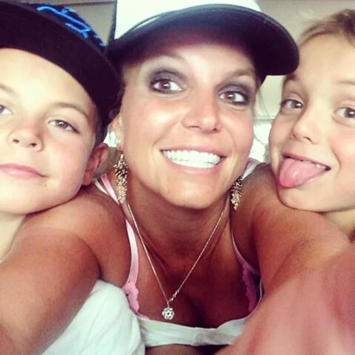 Cheeeese! Britney Spears ist uebergluecklich Zeit mit ihren beiden Soehnen Jayden James Federline und Sean Preston Federline verbringen zu duerfen // Say cheese! Birtney Spears is happy to spend time with her two boys Jayden James and Sean Preston jpeg