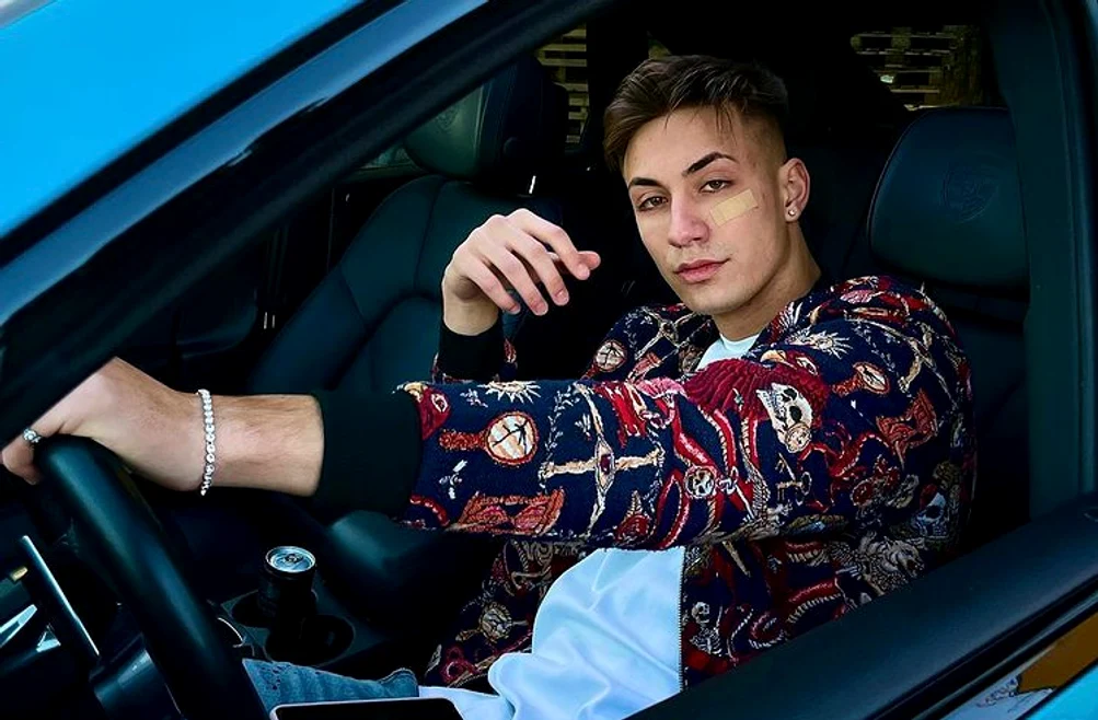 Yny Sebi a ajuns la 18 ani idolul adolescenților din România Sursa: Instagram