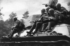 Soldați infanteriști sovietici transportați de un tanc (© Getty Images) 