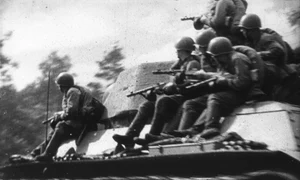 Soldați infanteriști sovietici transportați de un tanc (© Getty Images) 