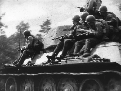 Soldați infanteriști sovietici transportați de un tanc (© Getty Images) 