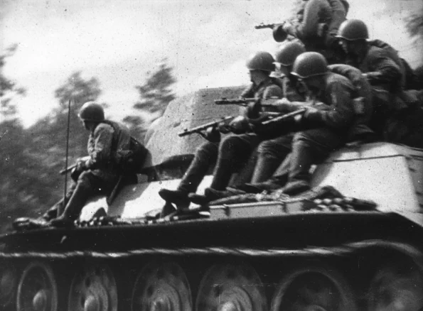 Soldați infanteriști sovietici transportați de un tanc (© Getty Images) 